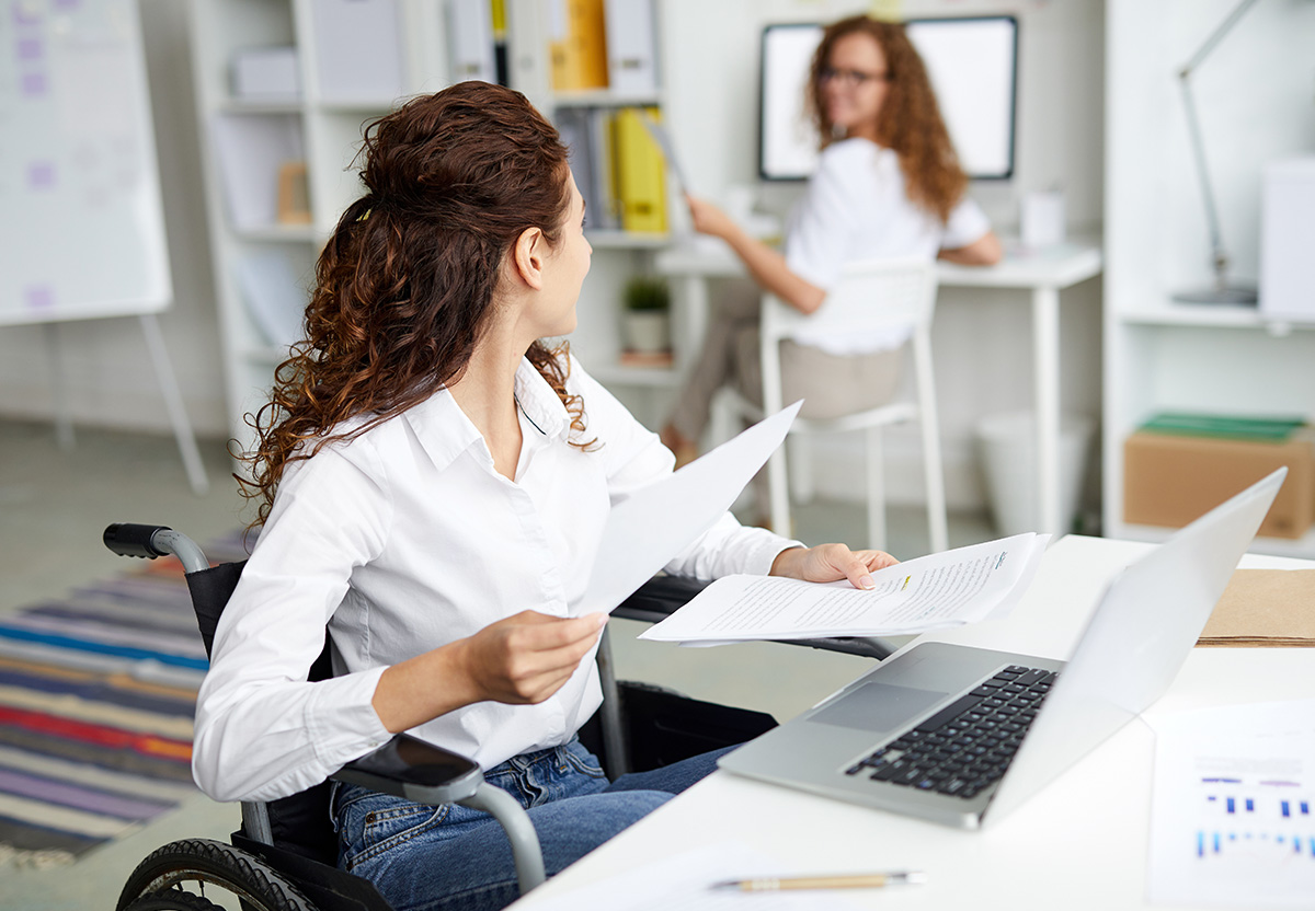 Dos mujeres jóvenes estudiando juntas.