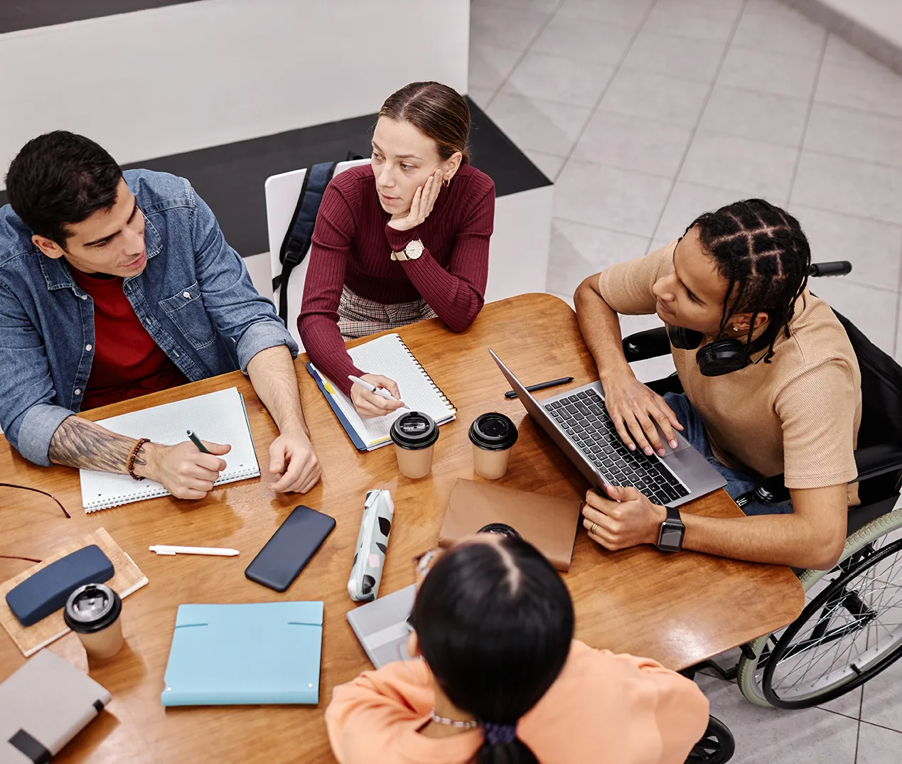 Grupo de jóvenes inclusivos estudiando